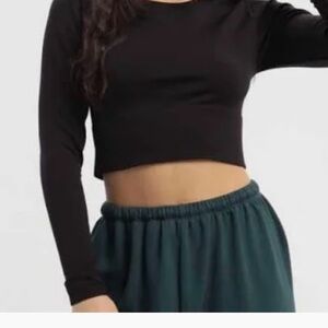2 tops Aerie Black and White Crop Tops . Workout long sleeve
